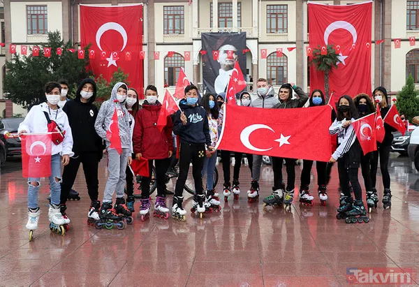 Vatandaşlar Ellerine Aldıkları Türk Bayraklarıyla Türkiye Cumhuriyeti'nin 97. Yaşının Coşkusuna Ortak Oldu.