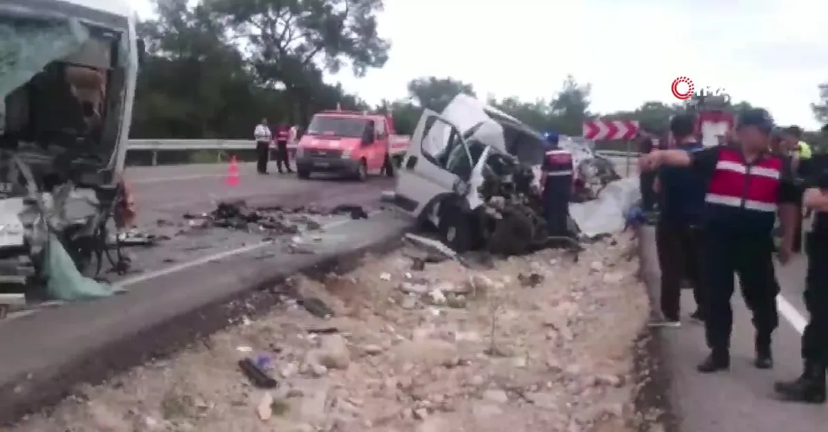 Antalya'da feci kaza! Ölü ve yaralılar var