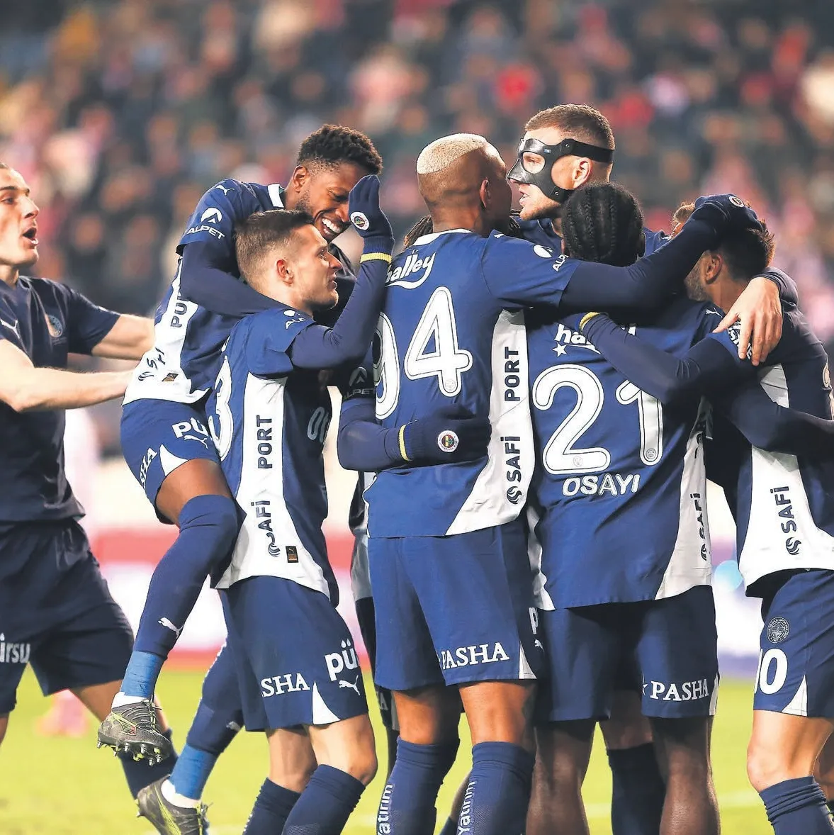 Fener üçlü çekti