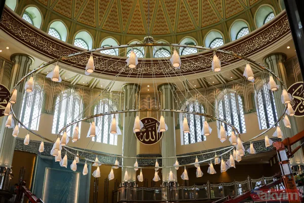 SON DAKİKA: İstanbul Taksim'de yapımı devam eden camide heyecanlandıran anlar! Dev avize ve kapı kasası takıldı! İnce işçiliğe geçildi - 7