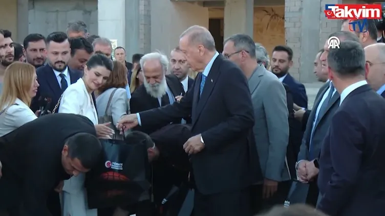 Başkan Erdoğan gazetecilere basketbol topu hediye etti!