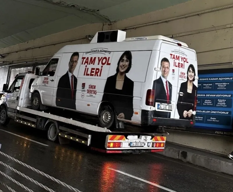 chpden-gunun-fikrasi-tam-yol-ileri-yazan-secim-minibusu-yolda-kalinca-cekici-ile-goturuldu-sosyal-medyada-dalg-1708201204385.jpeg CHP'den günün fıkrası | 'Tam yol ileri' yazan seçim minibüsü yolda kalınca çekici ile götürüldü! Sosyal medyada dalga konusu oldu-3