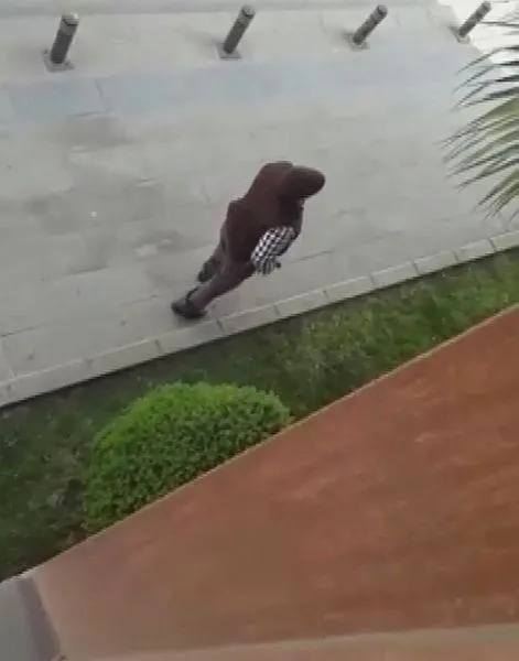 bankadan-para-ceken-sahis-kendisini-takip-ettigini-dusundugu-kisiyi-silahla-oldurdu-1621877951952.jpeg Bankadan para çeken şahıs kendisini takip ettiğini düşündüğü kişiyi silahla öldürdü!-2