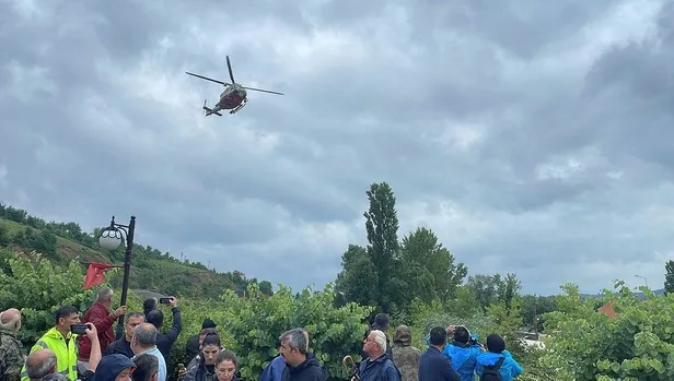 Bartın'da sel nedeniyle sanayi sitesinde mahsur kalan işçilerin imdadına Sahil Güvenlik helikopteri yetişti-3