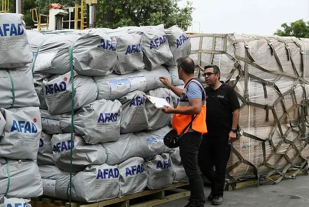 Bakanlar Soylu ve Kurum, sel felaketinin yaşandığı Pakistan'da-4