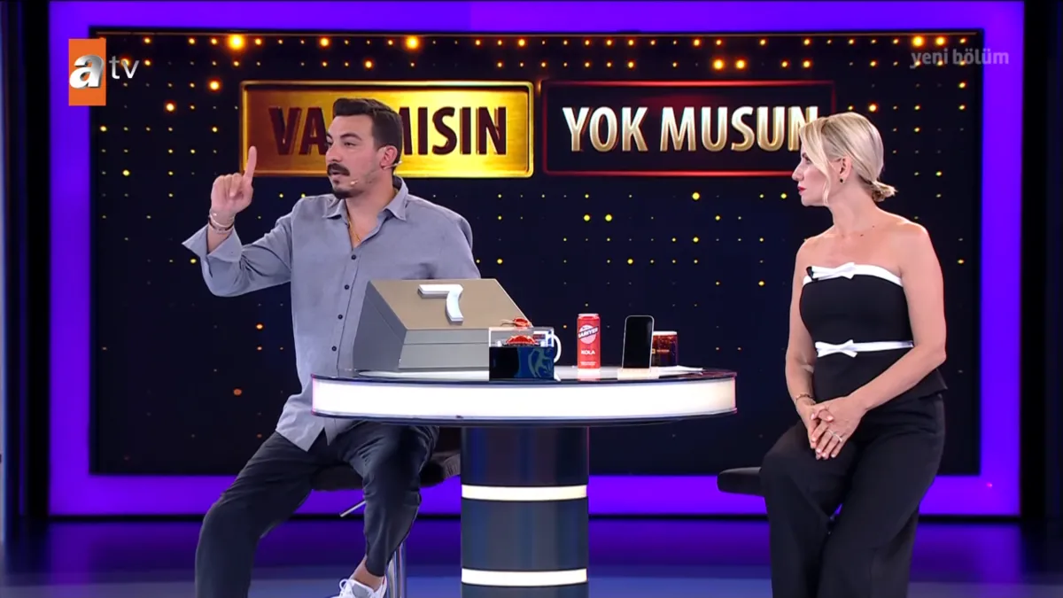 annesini-cekistirirken-sahnede-yakalandi-studyoda-buz-gibi-esen-dedikodu-ani-1787171507653.png Annesini çekiştirirken sahnede yakalandı! Stüdyoda buz gibi esen dedikodu anı-5