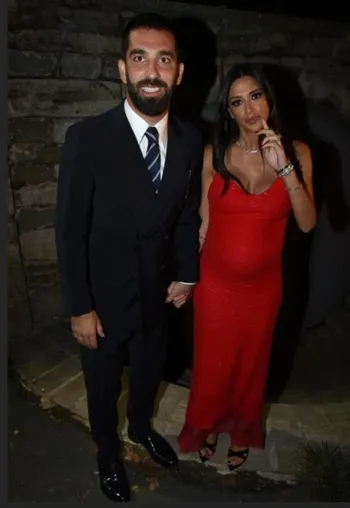Arda Turan - Aslıhan Doğan Turan çifti bebekleri Hamza Arda'ya kavuştu-1