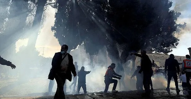 Son dakika: İsrail polisi kauçuk kaplı mermi ve ses bombası kullanarak Mescid-i Aksa’ya baskın düzenledi
