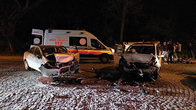 Edirne'de korkunç kaza! 2 otomobil kafa kafaya çarpıştı: 4 yaralı (DHA)
