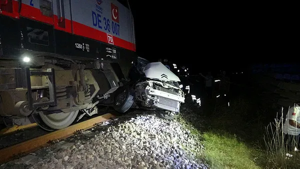 1629092453659.jpg Uşak'ta hemzemin geçitte facia! 2 ölü-1