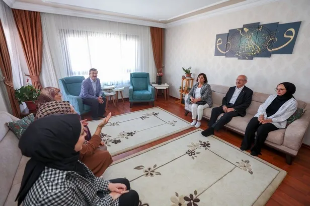 bu-ne-yaman-celiski-gecen-hafta-fetoculeri-agirlayan-kemal-kilicdaroglu-balyoz-magduru-deniz-kutluku-ziyaret-e-1657188270887.jpeg Kılıçdaroğlu tüm tuşlara basıyor! Önce FETÖ'cüler sonra 'Balyoz' mağduru Deniz Kutluk şimdi de 28 Şubat mağduru Sultan Kara...-8