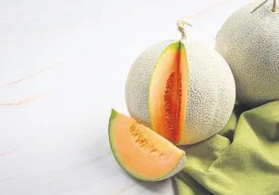 84 yaşındaki Mustafa dede genç meslektaşları ile mazbatasını aldı!-1