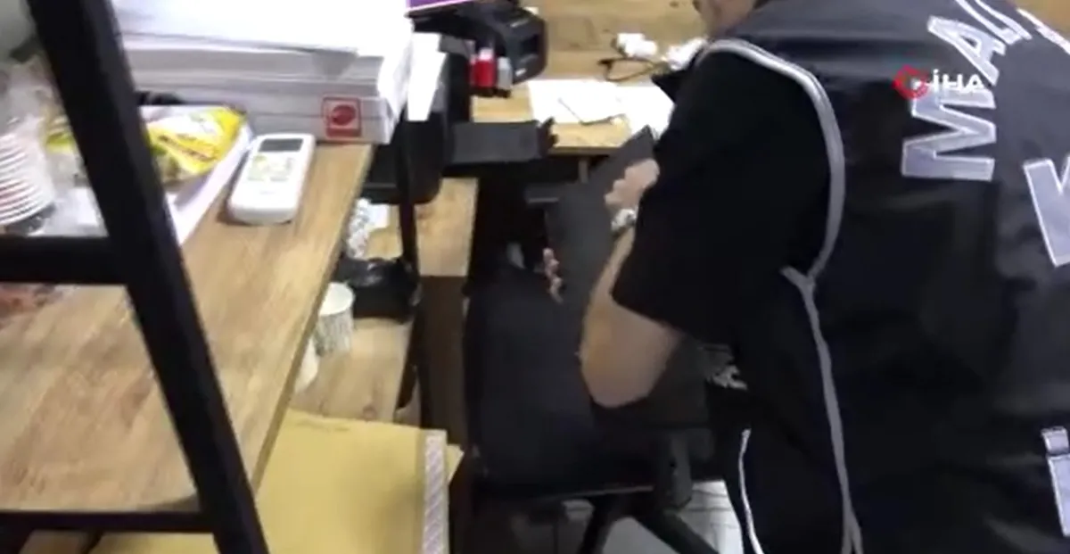 gida-sektorundeki-sorusturmada-sahtecilik-agi-desifre-oldu-1789598062558.jpeg Gıda manipülatörlerinden ‘pes’ dedirten hile! Bozuk ürünlerden meyve suyu yaptılar-3