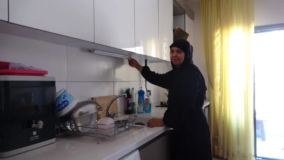 devlet-destegiyle-yuvasina-kavusan-depremzedelerden-haluk-levente-tepki-1784031628245.jpeg Yeni yuvasına kavuşan depremzedelerden Haluk Levent'e tepki: Devletimiz varken onlar hiçbir şey-3