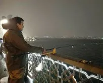Kar yağışına rağmen Galata Köprüsünde balık avı