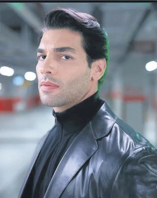 1604611368157.jpeg Akıncı dizisinden Şükrü Özyıldız ve Büşra Develi Hollywood yıldızı gibi poz verdi-3