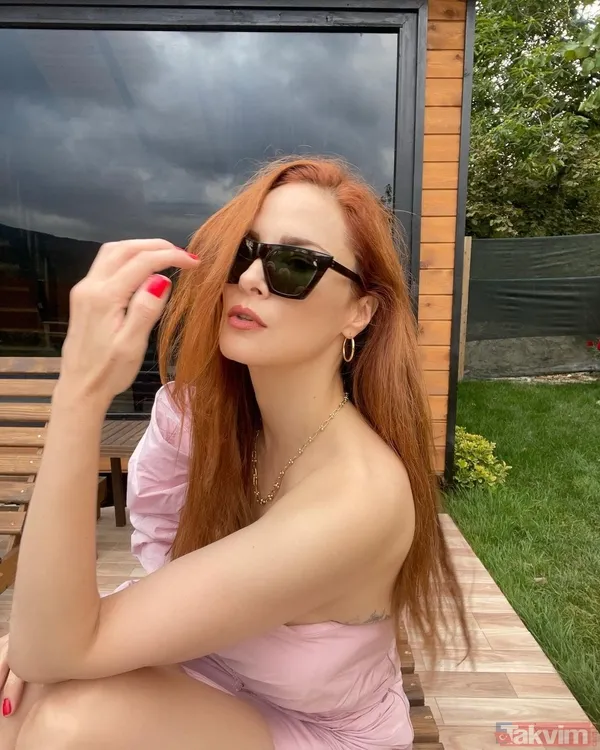 43 yaşındaki Mine Tugay 20’lik genç kızlara meydan okudu! Gören dönüp bir daha baktı! Mini elbisesiyle öyle pozlar verdi ki... - 8