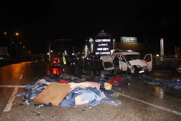 manisa-kulada-otomobil-ile-hafif-ticari-arac-carpisti-motor-yola-savruldu-1646797188516.jpg Manisa Kula'da otomobil ile hafif ticari araç çarpıştı! Motor yola savruldu-6