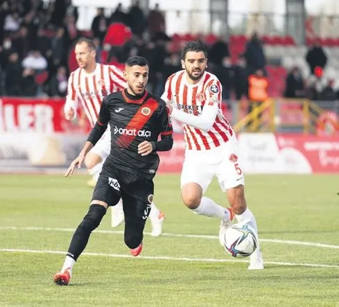 hollandali-yildiz-babelle-yollari-ayirmaya-hazirlanan-galatasaray-yerine-emil-ceideyi-istiyor-1640557346086.jpeg Hollandalı yıldız Babel'le yolları ayırmaya hazırlanan Galatasaray yerine Emil Ceide'yi istiyor!-9