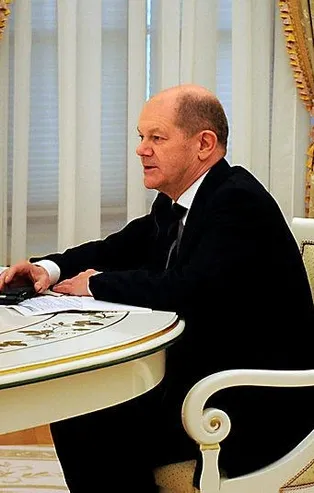Rusya lideri Vladimir Putin, Macron'dan sonra Almanya Başbakanı Olaf Scholz'u da mesafeli ağırladı