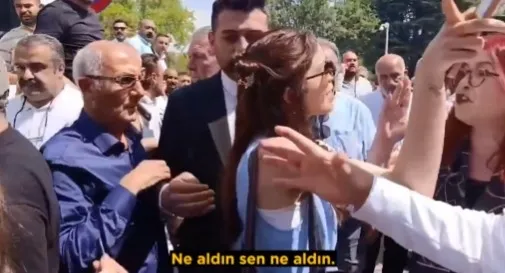 chpde-butlan-kavgasi-sokaga-tasti-hain-kalles-sozleriyle-gerilim-tirmandi-1781017539147.jpeg CHP’de butlan kavgası sokağa taştı: Hain çıkışı ortalığı karıştırdı-3
