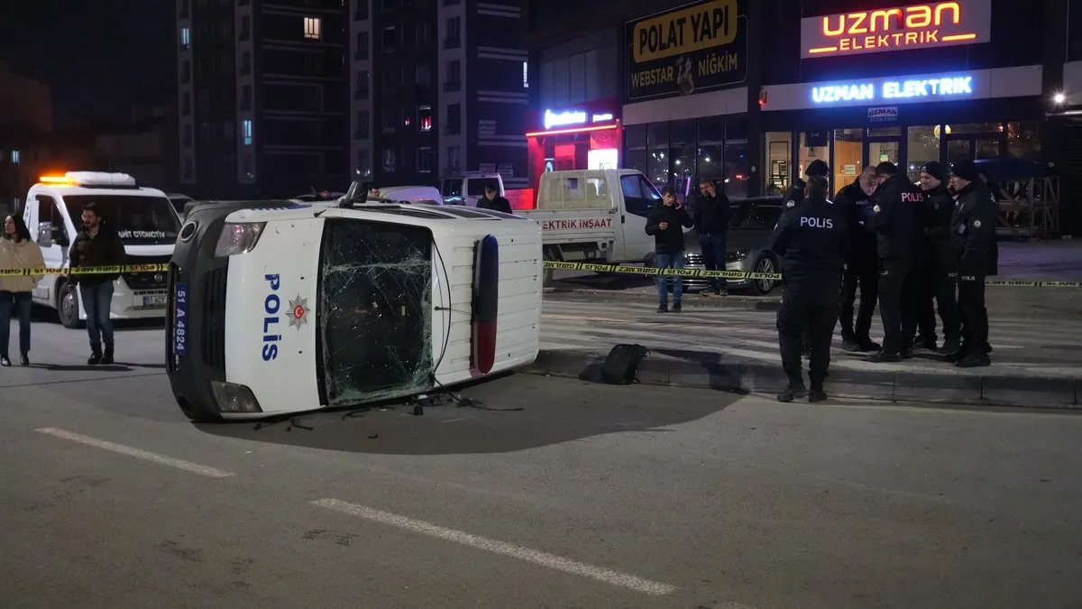 Polis aracı otomobille çarpıştı: 1’i ağır 6 kişi yaralandı!