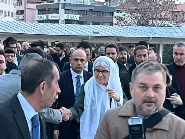 iyi-riyakarlik-28-subati-olumune-savunan-aksener-basortusu-takip-fotograf-cektirdi-1677701097260.jpeg Seçime giderayak 'İYİ' riyakarlık! 28 Şubat'ı ölümüne savunan Meral Akşener bugün başörtüsü takıp fotoğraf çektirdi-3