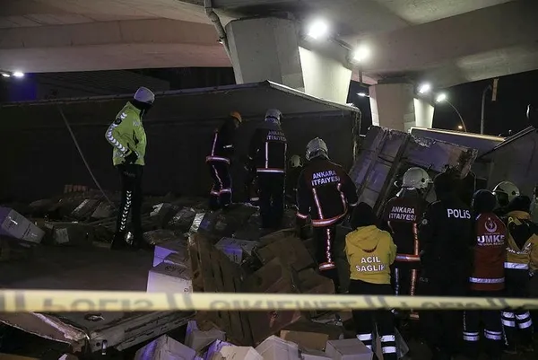 Ankara'da baharat yüklü TIR devrildi! Aracın altında kalan sürücü hayatını kaybetti-5