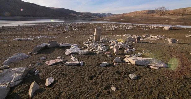 Sivas’ın Yıldızeli ilçesinde bulunan Çağlar göletinde kuraklığın etkisiyle sular altında kalan mezarlar 50 yıl sonra ortaya çıktı