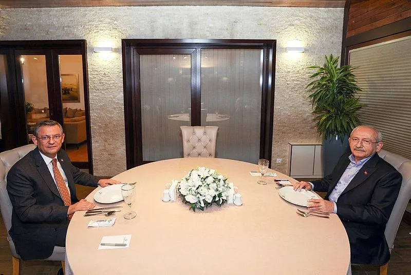 Cumhuriyet Halk Partisi (CHP) Genel Başkanı Özgür Özel, eski genel başkan Kemal Kılıçdaroğlu ile bir araya geldi. (22 Ocak 2024)