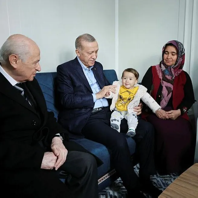 Başkan Erdoğan yine bölgede: Bahçeli ile birlikte Adıyamanda depremzedeleri ziyaret etti
