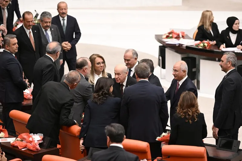 devlet-bahcelinin-imrali-cikisinin-kodlari-bu-riski-neden-aldi-1729665060165.jpeg Bahçeli DEM'lilerle tokalaştı (1 Ekim, Takvim.com.tr Fotoğraf Arşivi)