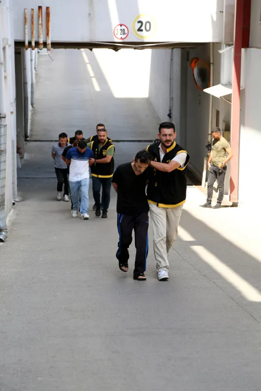 adanada-iki-aile-arasinda-6-kisinin-yaralandigi-silahli-kavga-cocuklarin-oynadigi-topun-otomobile-carpmasi-son-1657702299470.jpg Adana'da iki aile arasında 6 kişinin yaralandığı silahlı kavga çocukların oynadığı topun otomobile çarpması sonucu çıktı-5