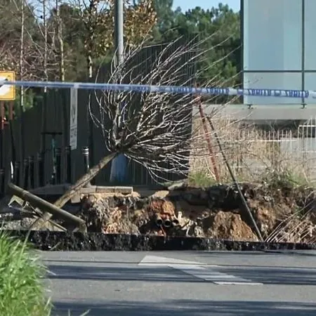 Ümraniye’de istinat duvarı yıkıldı!