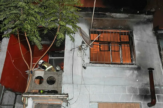 İzmir'de yangın paniği! 25 papağan telef oldu
