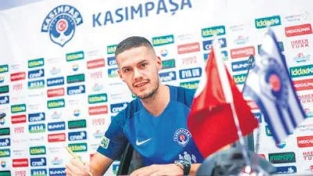 emre-mor-icin-kritik-gun-menajeri-nima-modyr-fenerbahceli-kurmaylarla-bir-araya-gelecek-1656197877454.jpeg Emre Mor için kritik gün! Menajeri Nima Modyr, Fenerbahçeli kurmaylarla bir araya gelecek-13