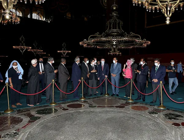 cumhurbaskanligi-sozcusuibrahim-kalin-turkiyede-gorevli-yabanci-buyukelcilere-ayasofya-i-kebir-camiini-gezdirdi-1596741956594.jpg Türkiye'de görevli yabancı büyükelçilere Ayasofya-i Kebir Camii'ni gezdiren Cumhurbaşkanlığı Sözcüsü İbrahim Kalın: Tarihi bir olay-6
