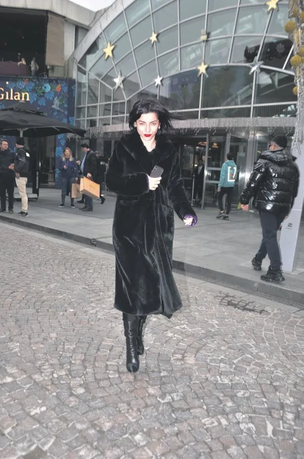 ilkay-gundoganin-hamile-esi-sara-gundogan-dolma-ve-kunefe-aserince-solugu-turk-restoraninda-aldi-saklambac-hab-1669934805988.jpeg İlkay Gündoğan’ın hamile eşi Sara Gündoğan, dolma ve künefe aşerince soluğu Türk restoranında aldı | Saklambaç haberleri-1