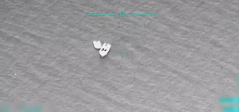 MSB görüntüleri yayınladı: Yunanistan sahil güvenlik birimlerince denize bırakılan bottaki düzensiz göçmenler kurtarıldı-1