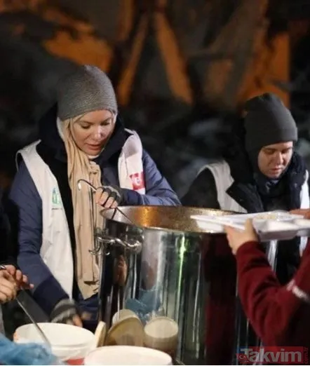 Deprem Sonrası Bölgeye Giden Ve Depremzedelere Yemek Dağıtan Özçelik, Sevenlerinin Takdirini Kazandı.
