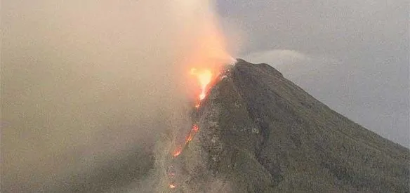 Endonezya'nın batısında faaliyete geçen Sinabung Yanardağı'nda patlamalar arttı ,25 binden fazla kişi tahliye edildi