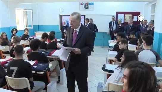 baskan-erdogan-haydarpasa-lisesinde-duzenlenen-2022-2023-egitim-ogretim-yili-karne-dagitim-torenine-katildi-1686937089295.jpeg