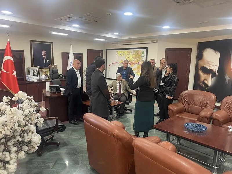 CHP'li Seyhan Belediye Başkanı Oya Tekin'in makam odasındaki eşyalar, 5 müteahhit firmaya olan borcun ödenmediği gerekçesiyle haczedildi. (AA)