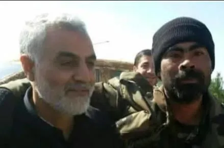 abdnin-deyrizor-saldirisinda-sasirtan-isim-olen-komutanin-kasim-suleymani-ile-fotografi-gundem-oldu-1707118839856.jpeg