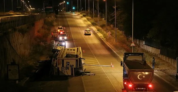 İzmir’de feci kaza! Bariyerleri aşan TIR alt yola uçtu