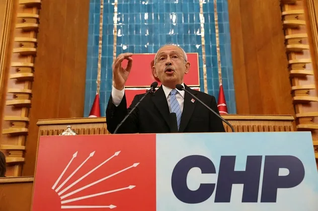 CHP’li Zeydan Karalar yönetimindeki Adana Büyükşehir Belediyesi’nde işçi kıyımı! Sendikalar eylemde: Bu virüsün adı partizanlık virüsü