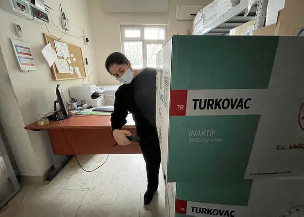 saglik-bakani-fahrettin-koca-aciklamisti-turkovacin-yeni-serilerinin-81-ile-dagitimi-basladi-1643959912058.jpg Sağlık Bakanı Fahrettin Koca açıklamıştı... Turkovac'ın yeni serilerinin 81 ile dağıtımı başladı-5