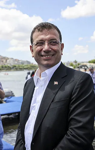 İstanbul selle boğuşurken tatil yapan Ekrem İmamoğlu'na bir tepki de Şahan Gökbakar'dan: Komedi filminde olur!