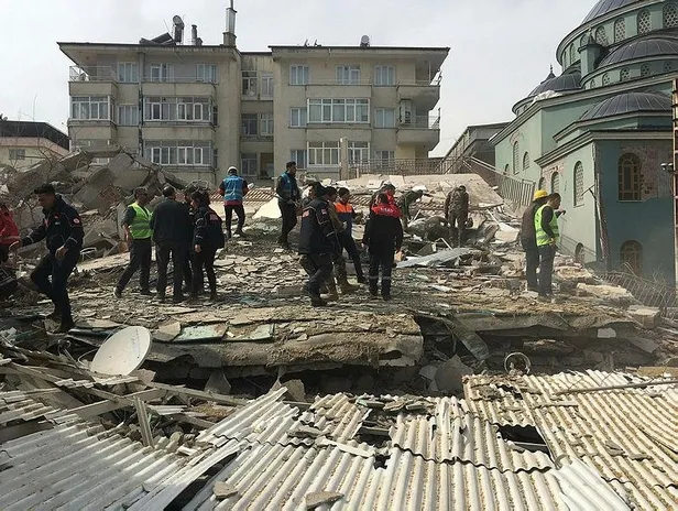 son-dakika-malatya-yesilyurtta-deprem-hasarli-binalar-coktu-enkazda-kalanlar-var-afad-kandilli-rasathanesi-son-1677493914293.jpeg Deprem bölgesi peş peşe sallanıyor! Malatya'dan sonra Osmaniye...-6