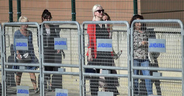 Oktar davası öncesi mahkeme önünde davul zurnalı eğlence! "Adnancığım izle beni"